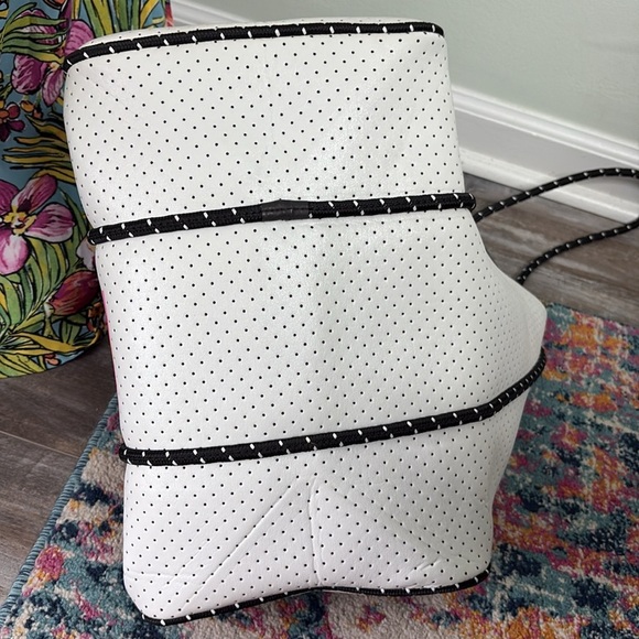 Neoprene Lemonbella Tote Bag - Picture 11 of 12